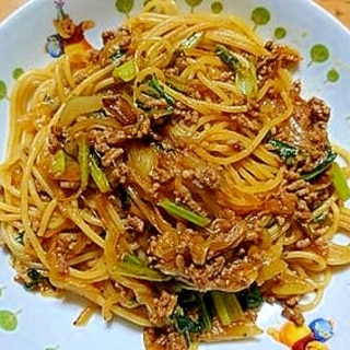 ひき肉と玉ねぎと小松菜のカレーケチャップマヨパスタ